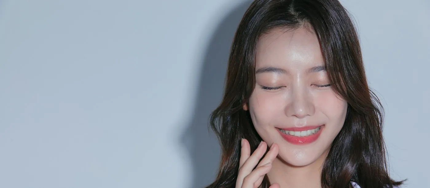 눈을 감고 미소 짓는 여성(광고용 이미지 모델)